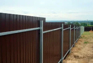 Трубы для забора и профнастил: как выбрать и правильно установить?