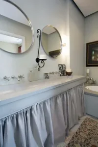 Шторы-юбки для ванной: уютное ретро или стильный камбэк?