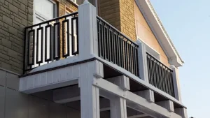 Безопасность и красота в одном решении: Все о перилах на балкон