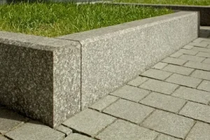 Гранитные бордюры: Молчаливые свидетели времени